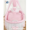 Culla per neonati con un set di biancheria rosa
