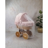 Letto in vimini grigio - biancheria rosa cipria