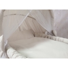 Zoom sul lenzuolo beige e cuscino del set per culla in vimini