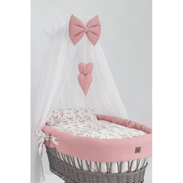 culla di vimini grigia con baldacchino rosa