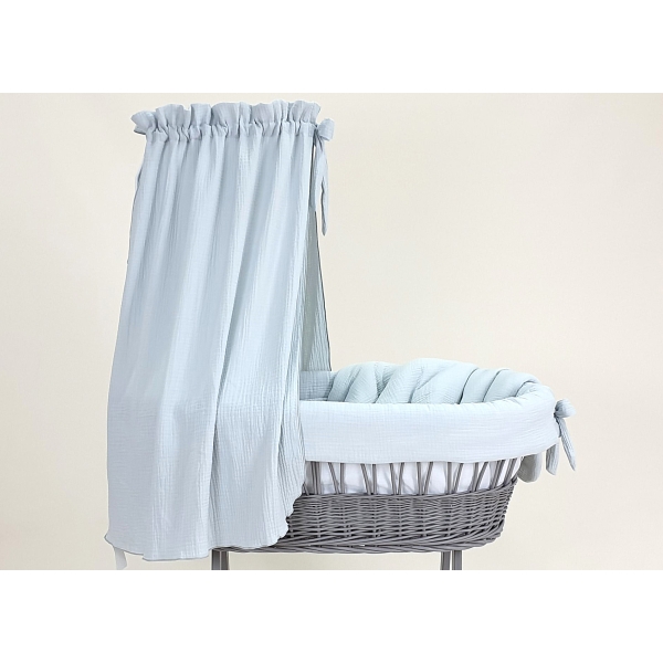 Culla in vimini con velo grigio chiaro