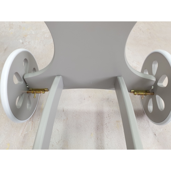 Lettino neonato in legno grigio con ruote grandi